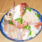 Taikai - 旬の魚を使った刺身の盛り合わせです（時季により魚は変わります）
