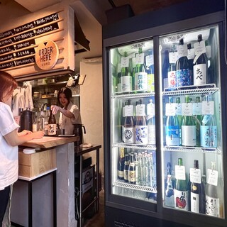 試飲感覚で気軽に日本酒が楽しめる角打ちエリア