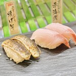 立喰寿司 魚がし日本一 - イワシ炙りと寒ブリ