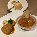 洋食 麦星 by グリル満天星 麻布十番 - ワンプレートミックス２２００円。８種から二つ選べるプレートです。蟹クリームコロッケ、ロールキャベツともにインパクトは強くありませんが、安心のご馳走と言える美味しさです（╹◡╹）