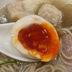 らぁ麺やまぐち - 黄身が半熟の味玉です。