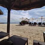 Breeze - どっかから運んできたと思われるテーブルがあります。こちらのゾーンには、本来ないと思われます。