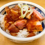 麺処 有彩 - チャーシュー丼250円
            
            ぶつ切りがゴロゴロ散りばめられ、
            様々な部位で、味と食感が楽しく旨い。
            更に美味しいのがタレ！玉ねぎ？の甘みとコク、
            醤油ベースなので、叉焼煮汁でしょうか？？