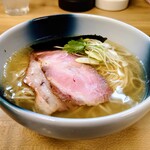 Mendokoro Arisa - 塩らぁ麺850円
                        一杯分ずつ鍋で温めて、あっつあつで提供されます。
                        鶏油が上品に浮かび、麺線が良く見える。
                        鶏/魚介出汁で、以前より貝の風味を感じます。
                        あっさりコクがあり、塩み程よく美味い!