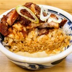 Mendokoro Arisa - チャーシュー丼250円
                        
                        ぶつ切りがゴロゴロ散りばめられ、
                        様々な部位で、味と食感が楽しく旨い。
                        更に美味しいのがタレ！玉ねぎ？の甘みとコク、
                        醤油ベースなので、叉焼煮汁でしょうか？？