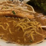 函館麺や 一文字 - 料理写真:チャッチャブラックの麺をアップで