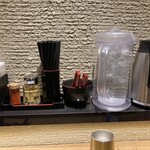 つけ麺 和 - 卓上には一味、フルーツ酢、スープ割りのポットもあるので自分で好きな濃さにできる。