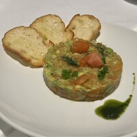 BEEF STEAK CLUB KIYO GINZA - 前菜:サーモンのタルタル アボカドとサルサヴェルデ