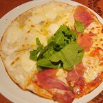 ペッシェドーロ - 4種のチーズと生ハムとルッコラのハーフハーフのピッザ