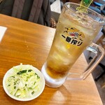 もつ煮込み専門店 沼田 - 沼田ハイボールとお通しのキャベツ漬