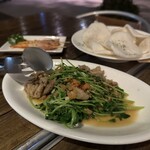 Dhidhi Esu Kesaigon Kicchin - ■豆苗と牛肉、ニンニク炒め　¥920
                        間違いなし！