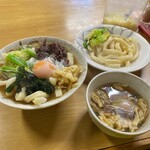 Watanabe Udon - 左　肉玉うどん（大）　　右　肉玉ホットつけうどん（中）