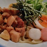 AFURI - 角煮チャーシュー→白玉→煮卵半分→水菜→奥に細切りメンマ→刻み海苔