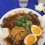 来来亭 - ラーメンかた麺背脂なし。辛もやしと味玉トッピング