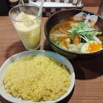 DOMINICA - 特選チキンカレー1200円、ラッシー350円