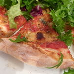 ウッデンシップ - サラダのせ・アンチョビのマリナーラ