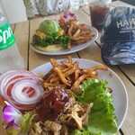 Barefoot Beach Cafe - 手前ポークサンドウィッチ、奥ベアフィットハンバーガーアボガドのせです。