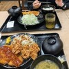 Matsunoya - とんかつと唐揚げの盛合せ定食（手前）