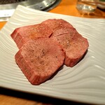 焼肉彩苑 モランボン - ✅[b:上タン塩：2,750円（税込）][b:1cmはゆうに超える分厚さ]で、とてもキレイな色、これ程の厚みなのに歯が要らぬ柔らかさ(^^; 噛むと肉汁の多さに驚き、旨味と甘みが襲い掛かります コリャ旨い(^^)/