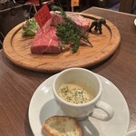 熟成肉バル レッドキングコング 橋本 - お通しのポタージュと料理される前の肉たち