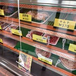 西邑かしわ専門店 - ショーケースには様々な商品が並びます
