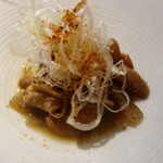 エスト！ジャパン - 豚もつ煮込みに七味唐辛子