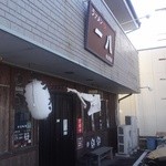 麺屋 一八 - 店の出入口付近