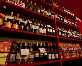 h Torisakaba Haikara - 店内のワイン棚から選ぶボトルワイン