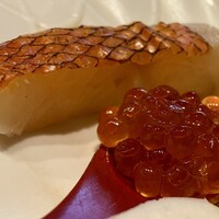 鮨 浩也 - ☆ 金目鯛の焼き霜造り
                      ☆ いくら醤油漬け