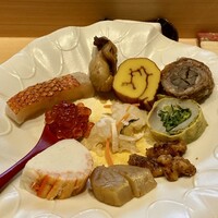 鮨 浩也 - 鮨 浩也さん監修のお節料理
                    一の重、二の重、三の重から好きな料理を10種類いただく正月2日間限定コースです。
                    お節メニューを見ながら選びますが、目移りして気は焦るばかりでした(⌒-⌒; )