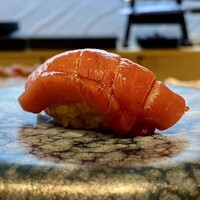 鮨 浩也 - 鮪 中トロ 大間産 193kg
                    部位は背中の中トロ、脂のりが良いですね！
                    少し煮切り醤油が多く、塩気の強さを感じます。