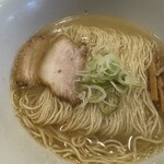 なるとや - しおらーめん
            とても美味しいスープですがすごく量が少なかったです
            脂の層もなく完飲しました