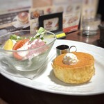 星乃珈琲店 - ◆サラダ＆パンケーキ・ドリンク付き(530円）・・パンケーキは小さいですが、厚みがあります。