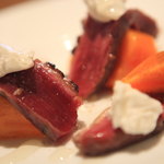 ラ・ヴェーナ・デル・レンニョ - 「岐阜県産の富有柿と瞬間燻製したマグレ鴨の胸肉、水牛のリコッタチーズ ハチミツがけ」