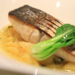 ラ・ヴェーナ・デル・レンニョ - 「鰆のポワレ、じゃがいも（レッドムーン）とネギとケッパーのソース」