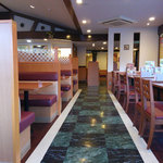 ビッグボーイ - 【2013年12月】キレイに改装しています。椅子やテーブルはシンプルなデザインです。