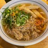 ウエスト - 肉うどん＋ごぼう天（ネギ、七味唐辛子）