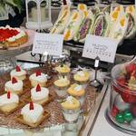 オアシス - フルーツサンド、ホワイトチョコレートムース、りんごのパフェ