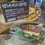 本格石窯パン工房 麦の香り - クロワッサンサンド(パストラミ)¥356