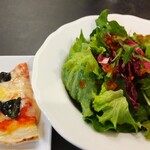 イタリアンレストランReal - 一口ピザとサラダ