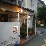 天 - 夕暮れの外観はこんな感じ