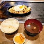 Okonomiyaki Tsunagu - 焼きそばセット　1,100円
                        （ごはん、赤だし、香の物、焼きそば、バニラアイス付き）