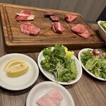 焼肉うしすけ みなとみらい店 - 先付けのサラダとお肉