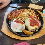 カフェ ド 10番 - ハンバーグの下に結構パスタが敷いてあります