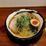 俺の中華たなか家 - 「辛味噌らーめん」着丼＼(^o^)／　左側の赤い小さな器に「自家製辛味噌」が盛られいます(^^)v