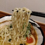 俺の中華たなか家 - 「自家製太麺」リフト⤴️縮れがついた麺に味噌スープが絡んできます♬