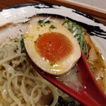 俺の中華たなか家 - 「味玉」蓮華リフト⤴️