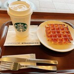 スターバックス・コーヒー - ホットのホワイトモカとアメリカンワッフル