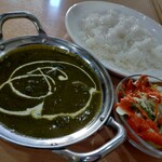 クイーンガーデン - ほうれん草チキン950円(税込)辛口・ライス・ホットチャイにしました。
      辛いけど旨い✧⁠\⁠(⁠>⁠o⁠<⁠)⁠ﾉ⁠✧
      ほうれん草チキンの辛さに関しては、辛口が私にはベストマッチでした♪