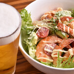 BISTRO食堂BAR ゆみこ - エビのガーリックシーザーサラダ&生ビール